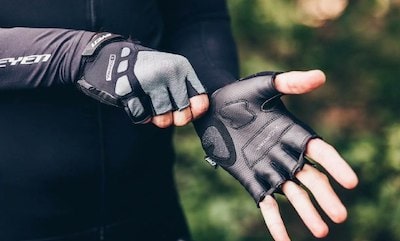 Sports gloves